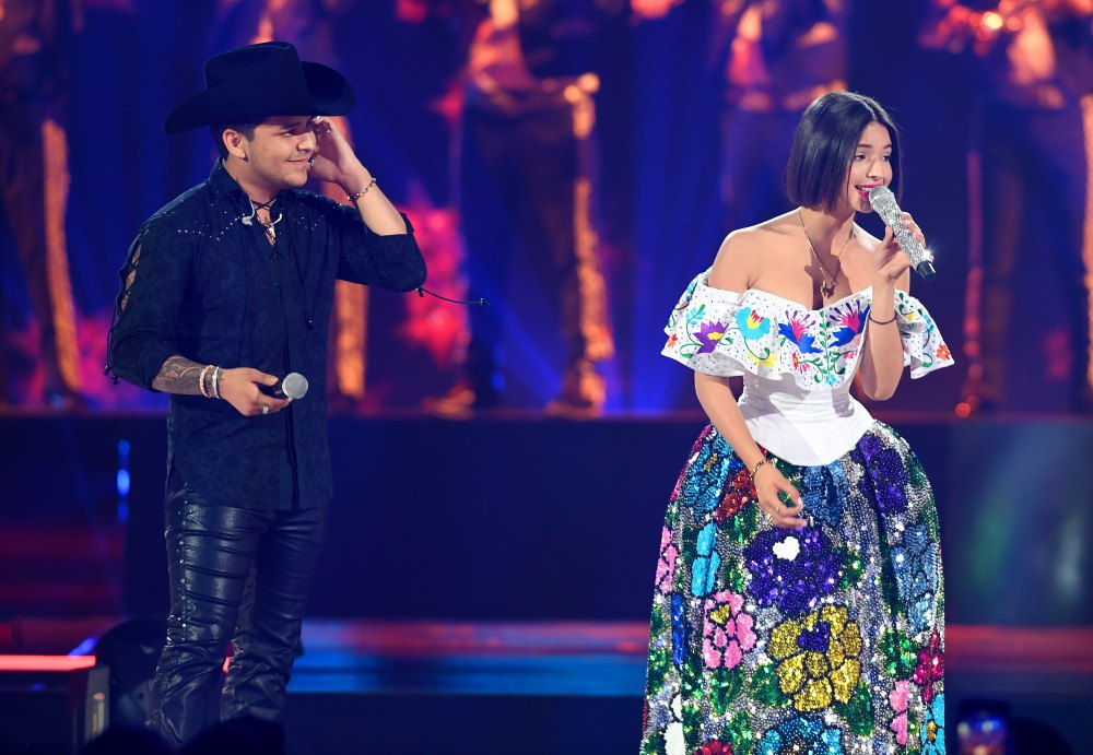Christian Nodal y Ángela Aguilar, durante Premios Juventud en 2019
