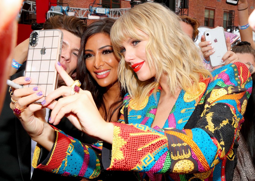 The Taylor Swift Guide to Taking the Perfect Selfie: 6 Tips to Try