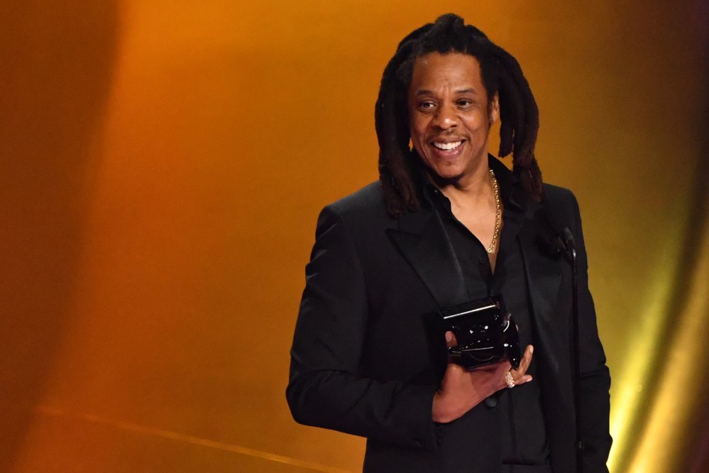 TOPSHOT - El rapero estadounidense Jay-Z acepta el premio Dr. Dre Global Impact Award en el escenario durante la 66.a entrega anual de los premios Grammy en el Crypto.com Arena de Los Ángeles el 4 de febrero de 2024. (Foto de Valerie Macon / AFP) (Foto de VALERIE MACON/AFP vía Getty Images)