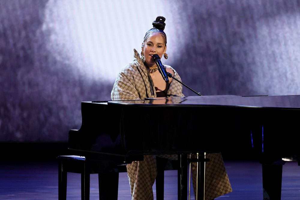 NUEVA YORK, NUEVA YORK - 16 DE JUNIO: Alicia Keys actúa en el escenario durante la 77ª Entrega Anual de los Premios Tony en el Teatro David H. Koch del Lincoln Center el 16 de junio de 2024 en la ciudad de Nueva York.  (Foto de Theo Wargo/ para Tony Awards Productions)