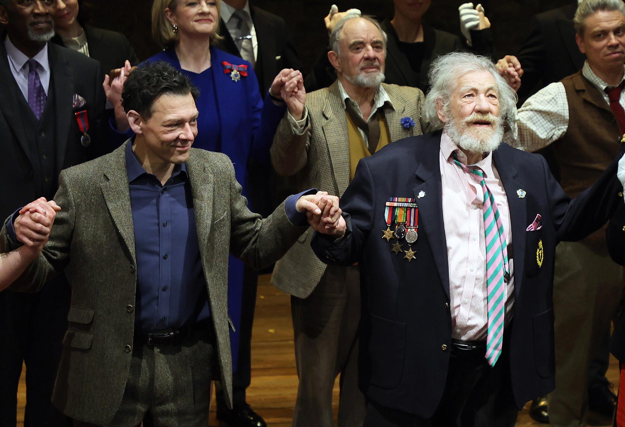 Ian McKellen verletzte sich bei einem Bühnensturz in London am Handgelenk und am Hals