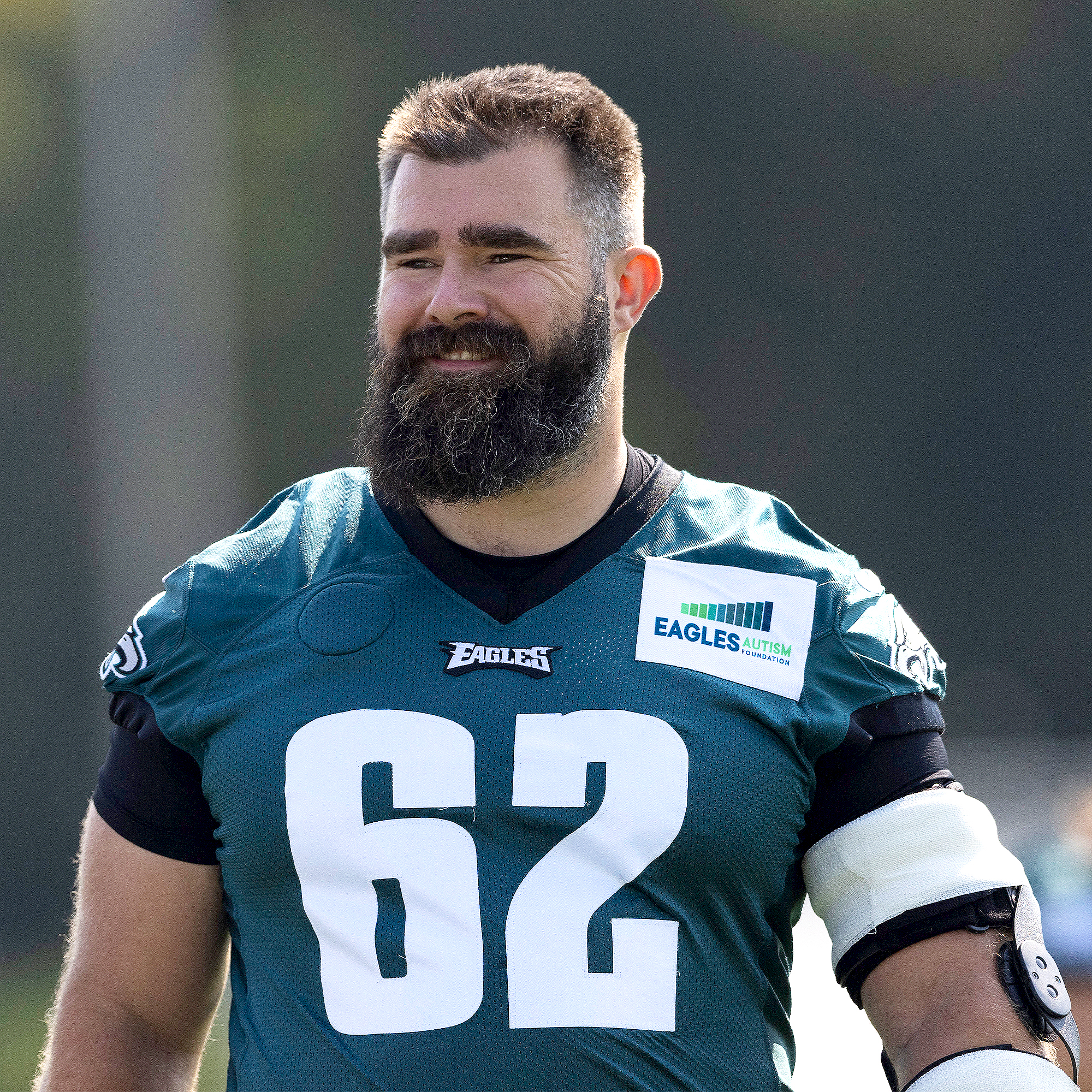 Jason Kelce assina bundas de fãs (mais ou menos) no Eagles Charity Beer Bowl