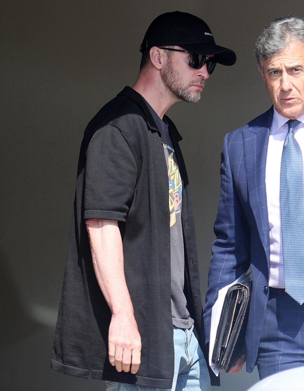 Justin Timberlake é visto saindo da delegacia com um advogado após prisão por DWI 564