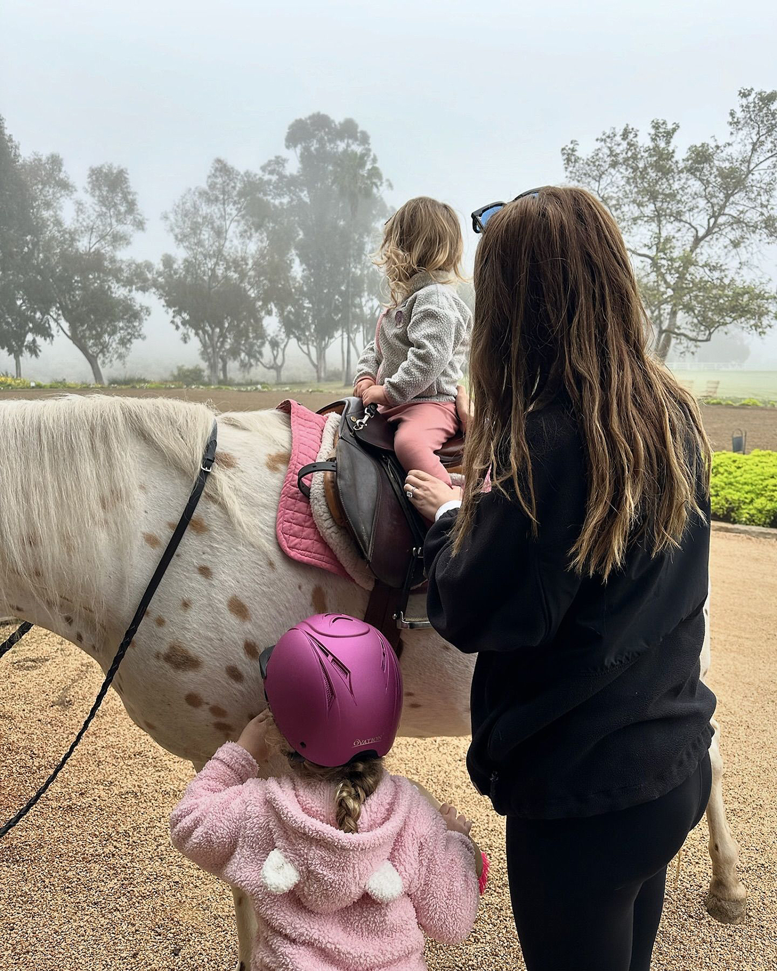 Grávida, Katherine Schwarzenegger e Chris Pratt andam a cavalo com as filhas