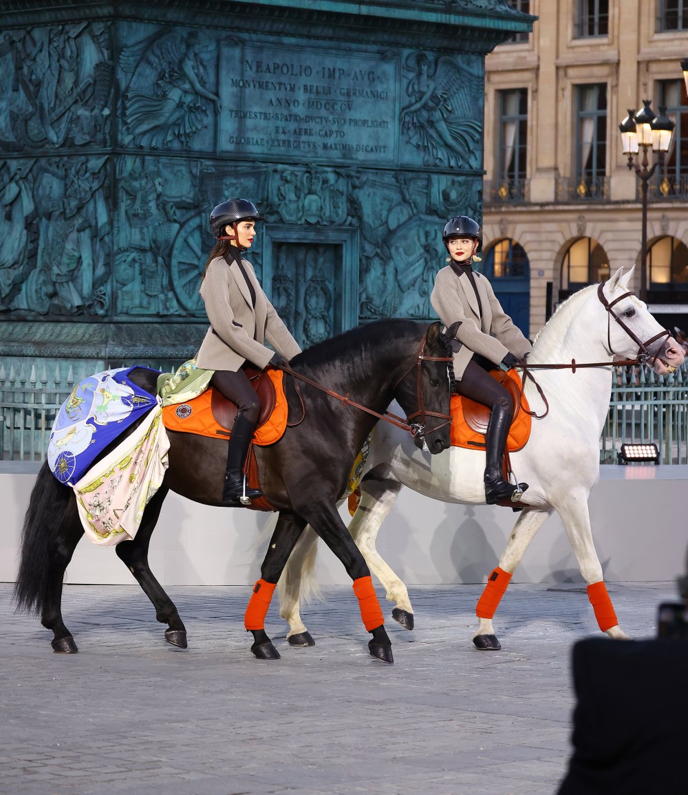 Kendall Jenner i Gigi Hadid jeżdżą konno w identycznych stylizacjach jeździeckich na światowym pokazie Vogue w Paryżu
