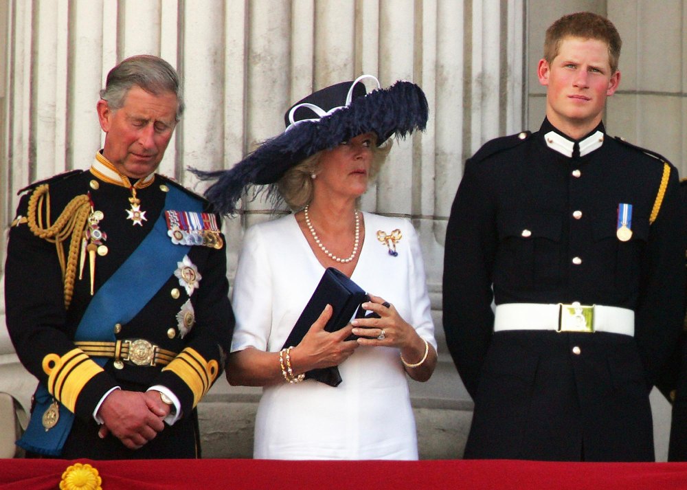 El rey Carlos está dividido entre el príncipe Harry y la reina Camila, quien alberga mucho enojo
