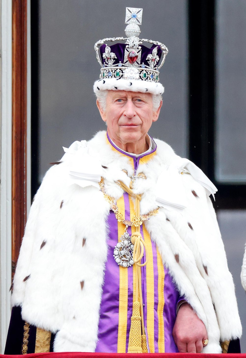 Rei Charles usa uniforme militar em novo retrato que os fãs apreciam mais do que a pintura vermelha