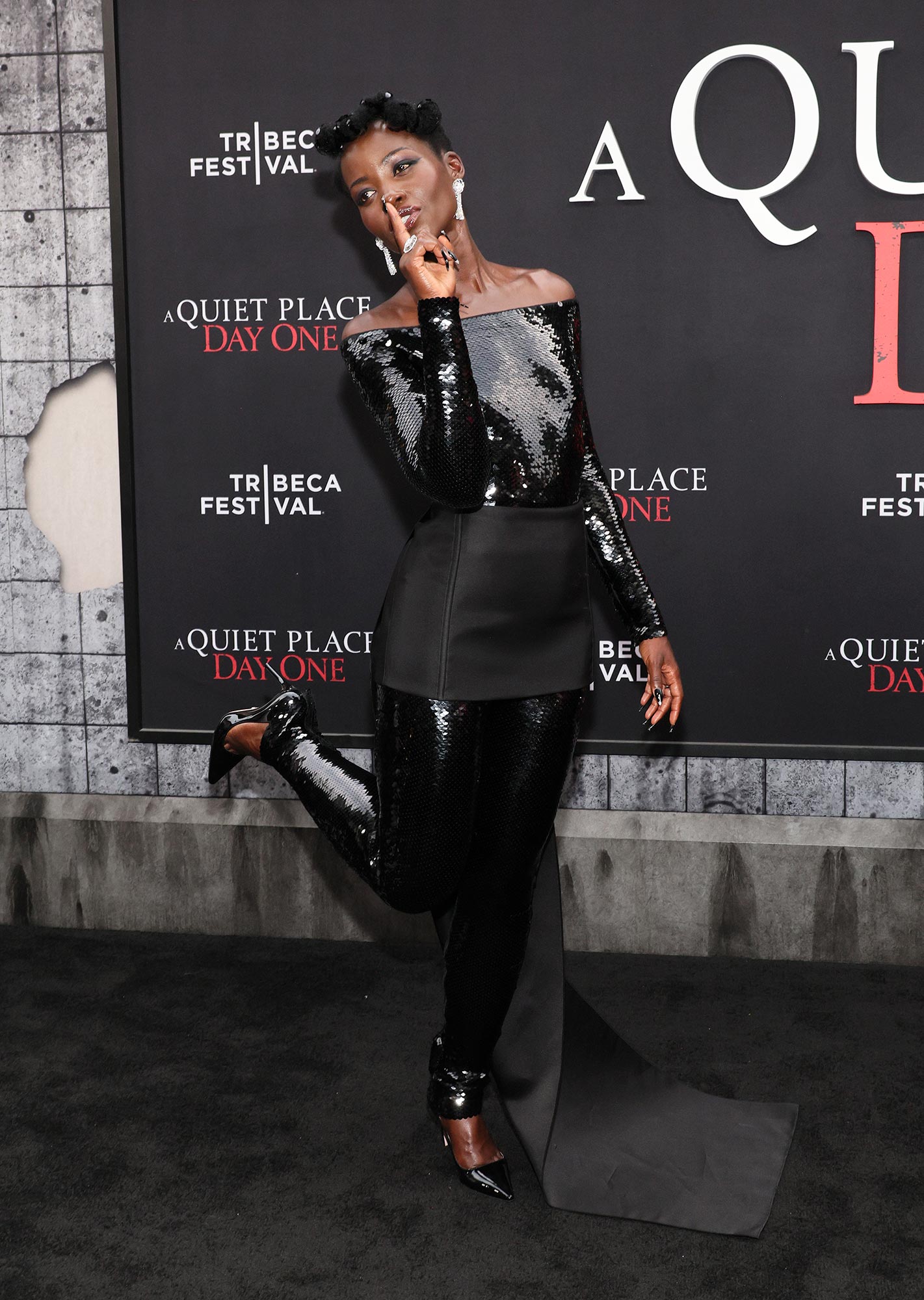 Lupita Nyong'o อวดความสง่างามที่น่าขนลุกในรอบปฐมทัศน์ 'A Quiet Place: Day One'