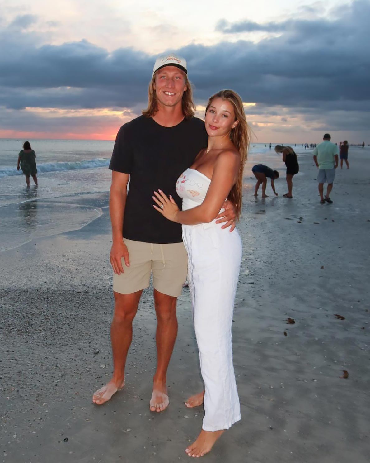 Jaguars QB Trevor Lawrence và vợ Marissa Mowry đang mong đợi đứa con đầu lòng