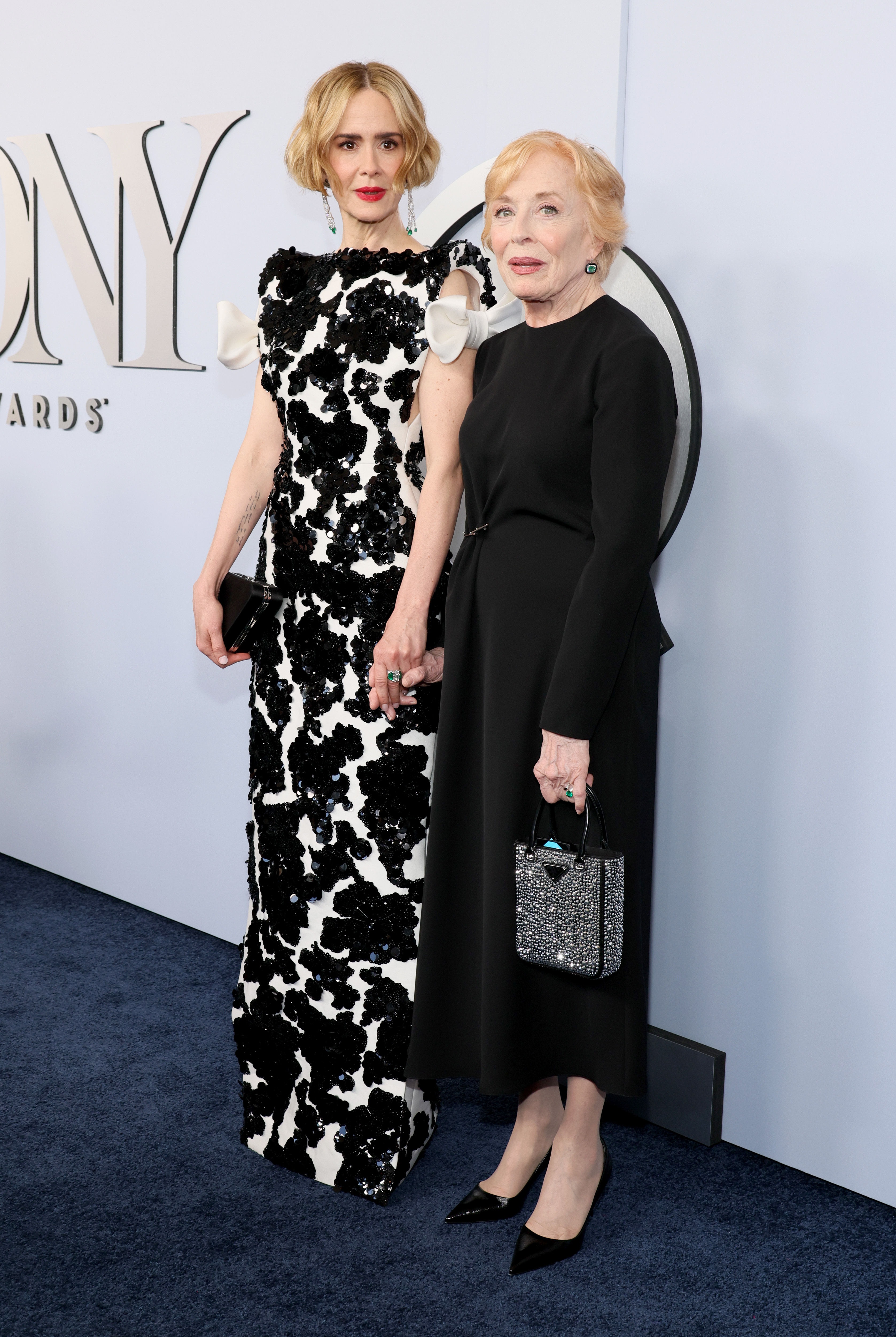 Sarah Paulson und Holland Taylor bringen dezente Eleganz zu den Emmys