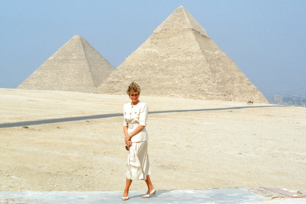 Princess Diana Was Very Uneasy When Posing In Front of Major Landmarks Royal Photographer Says