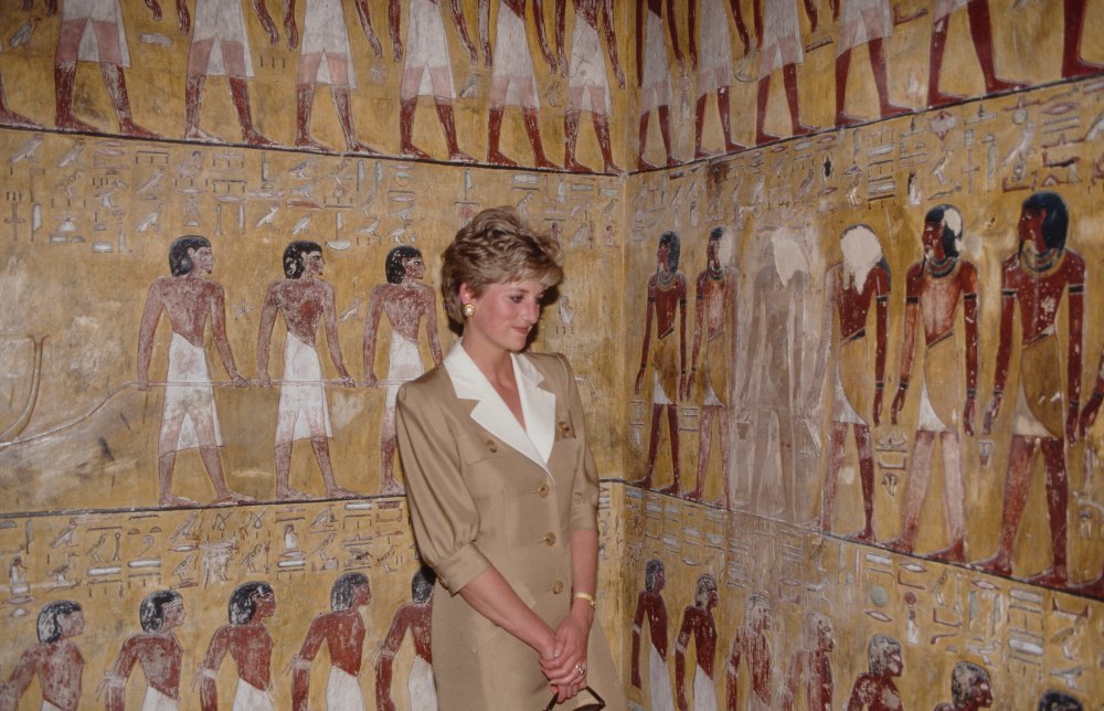 Princess Diana Was Very Uneasy When Posing In Front of Major Landmarks Royal Photographer Says