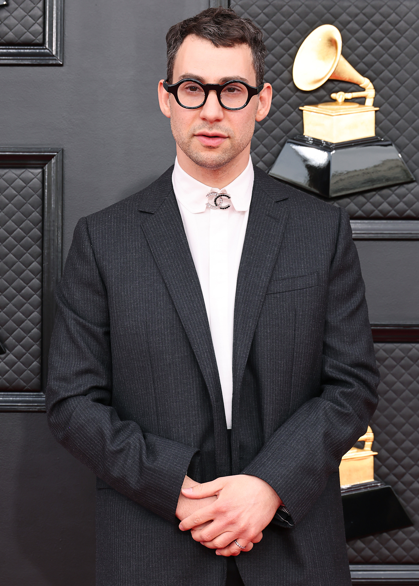 Jack Antonoff ตอบสนองต่อฟันเฟืองที่ใช้ที่อุดหูระหว่าง VMA