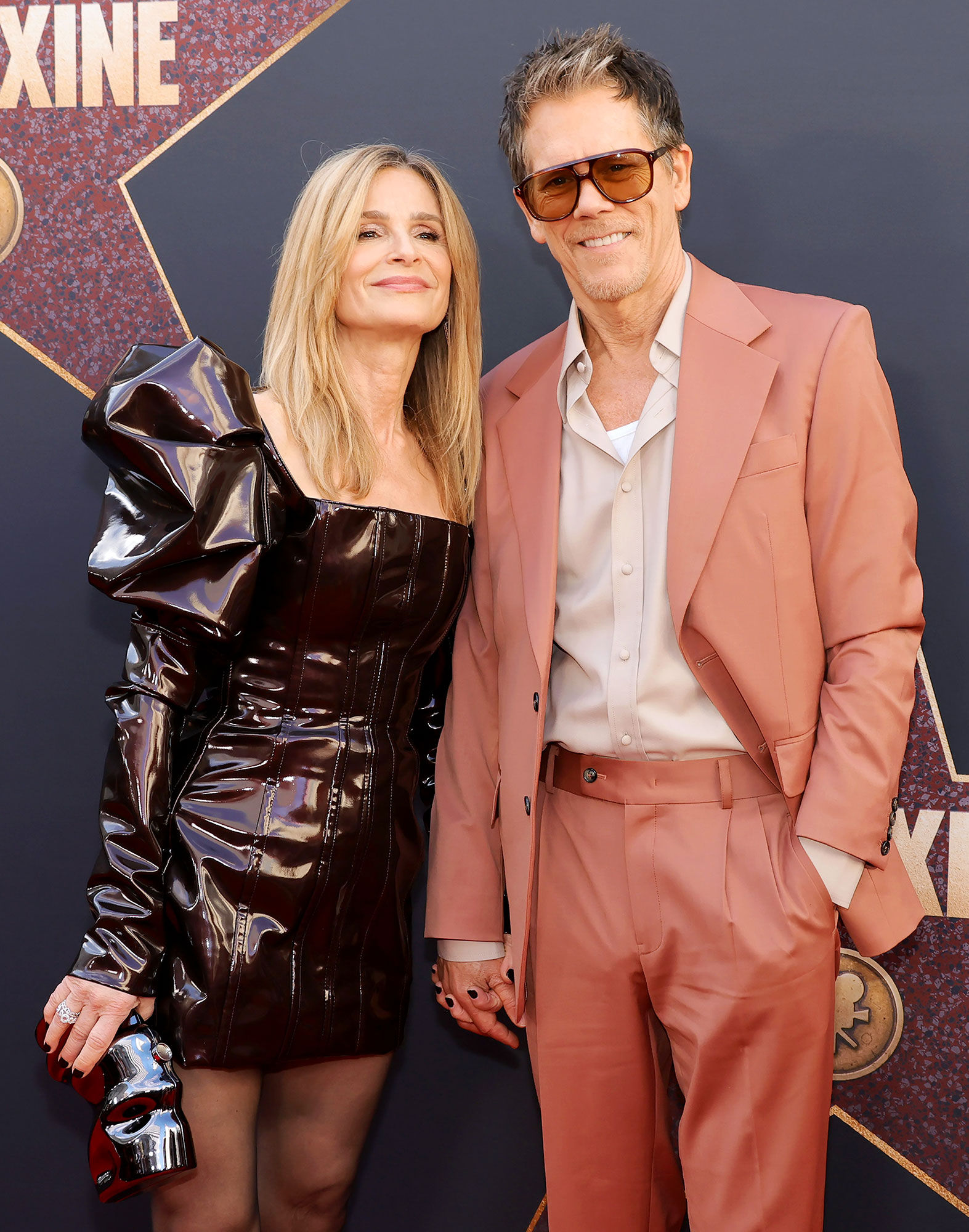 Kevin Bacon e Kyra Sedgwick compartilham dueto ‘relaxante’ do 36º aniversário