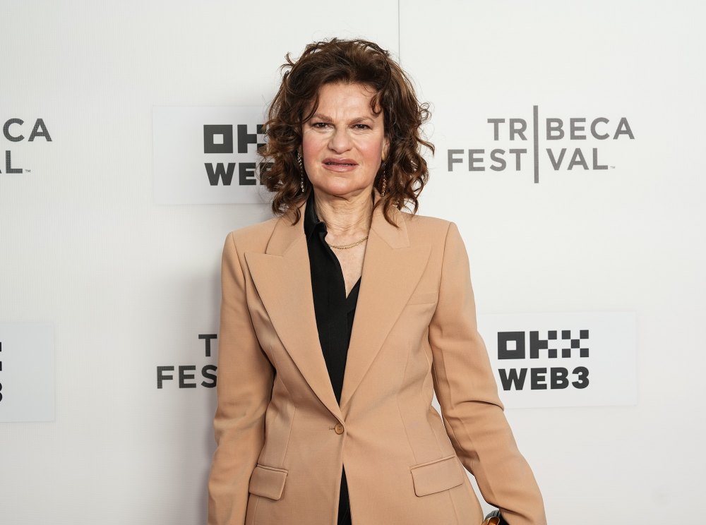 Sandra Bernhard Apologizes to Morgan Fairchild for Not Being Nice on ‘Roseanne’