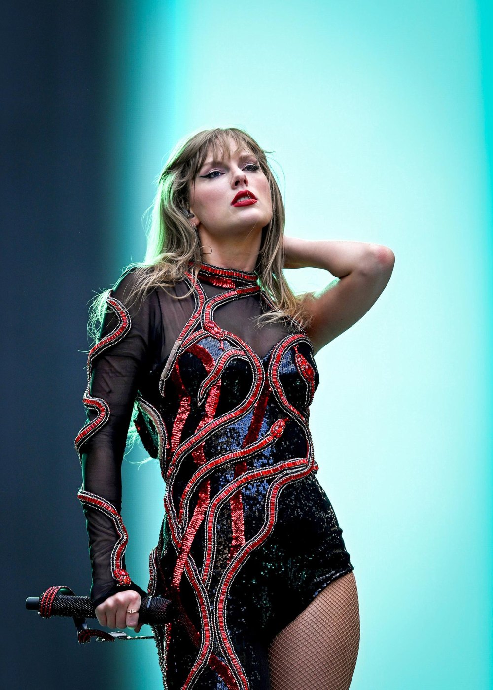 Taylor Swift debuts new T-ring on Eras Tour