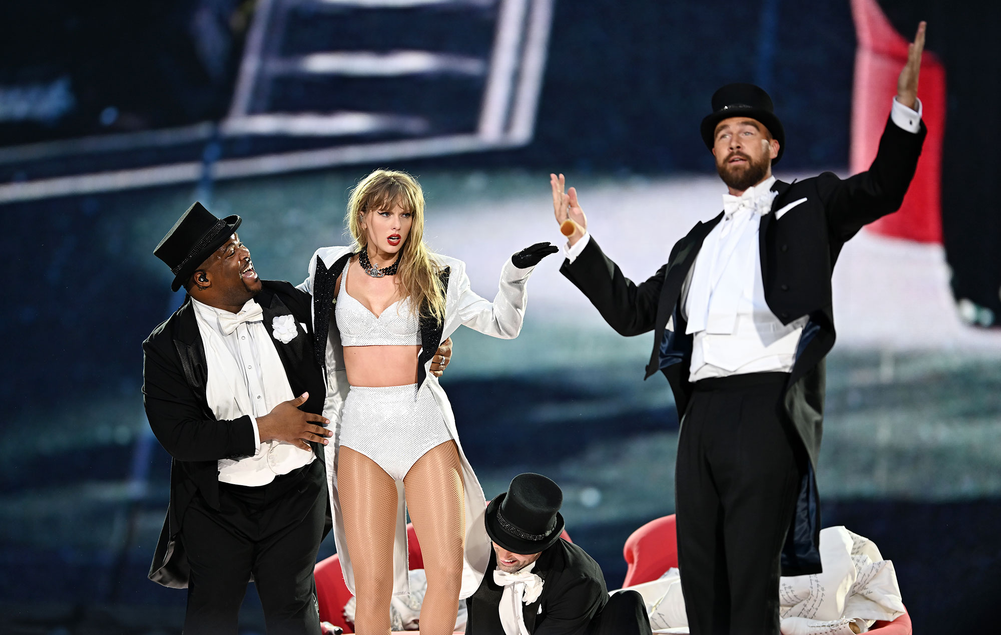 Travis Kelce ระบุว่าเป็น 'นักเต้นพื้นหลังของ T-Swift' หลังจากการแสดง 'Eras'