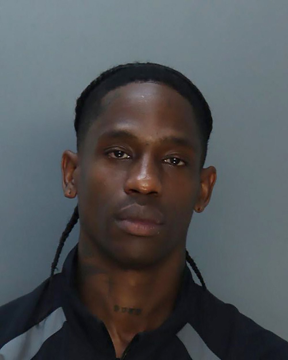 Travis Scott es arrestado por intoxicación desordenada y allanamiento de propiedad en Miami