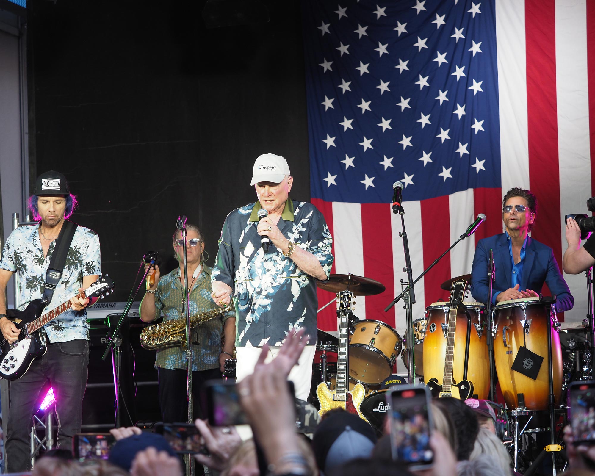 ลูกชายของ John Stamos เข้าร่วมกับเขาบนเวที Beach Boys สำหรับเพลง 'Good Vibrations'