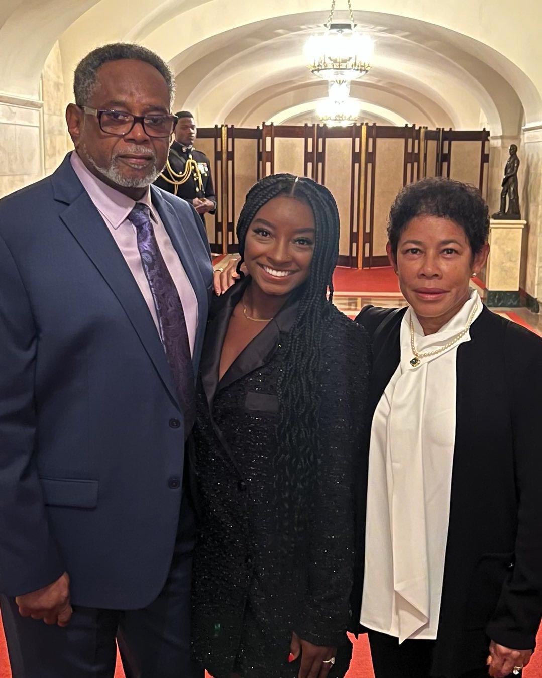 คู่มือครอบครัวของ Simone Biles: พบกับพ่อแม่และพี่น้องของนักกีฬาโอลิมปิก