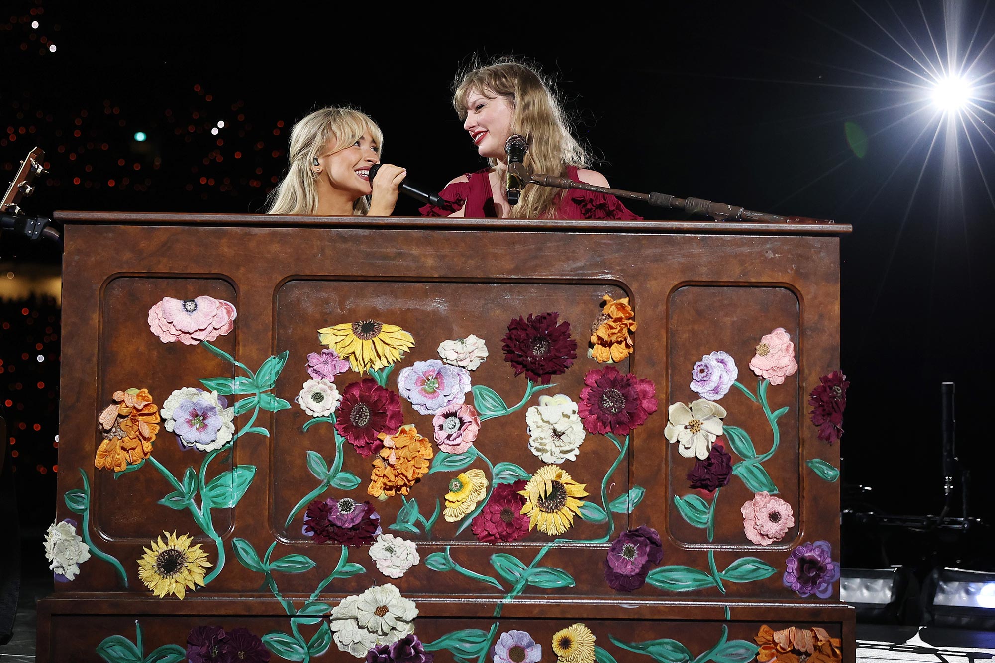 ไทม์ไลน์มิตรภาพของ Taylor Swift และ Sabrina Carpenter