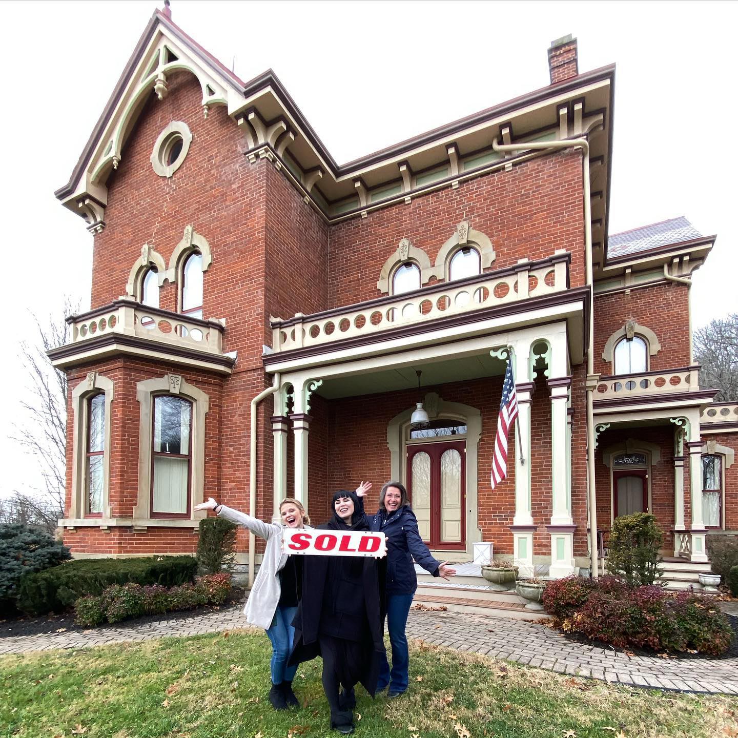 Kat Von D beschreibt detailliert das „Polar Opposite“-Leben in Indiana, der „Tiny Town“ von 1200