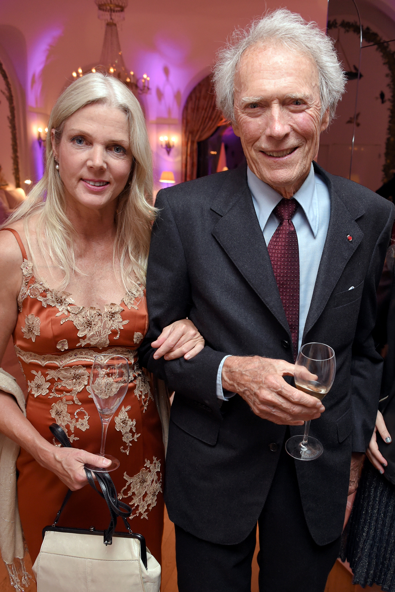 ไทม์ไลน์ความสัมพันธ์ของ Clint Eastwood และ Christina Sandera