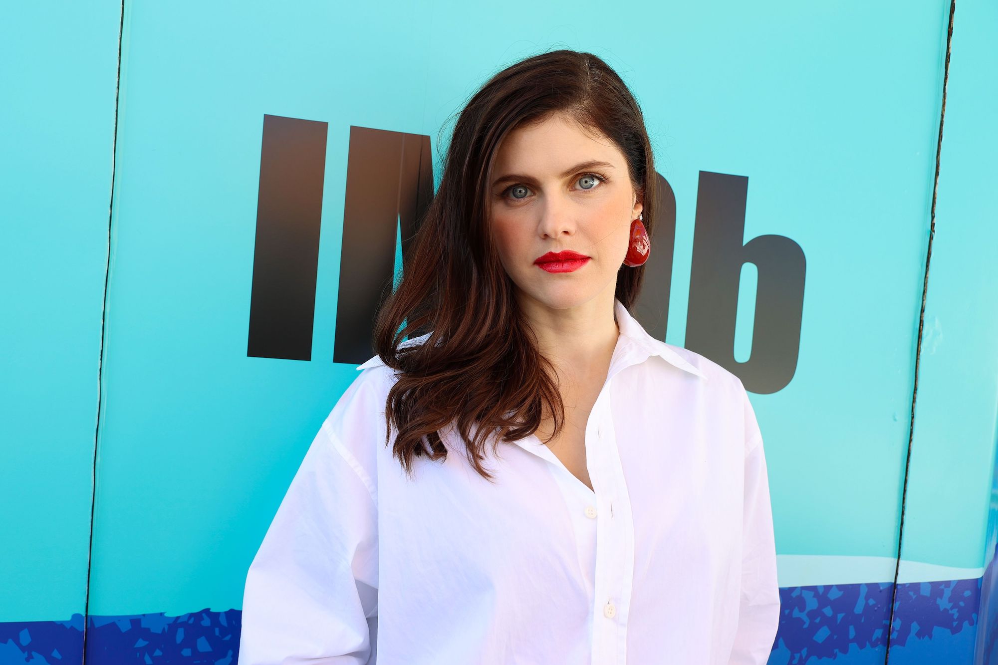 A grávida Alexandra Daddario era o 'monstro do vômito' no set de 'Mayfair Witches'