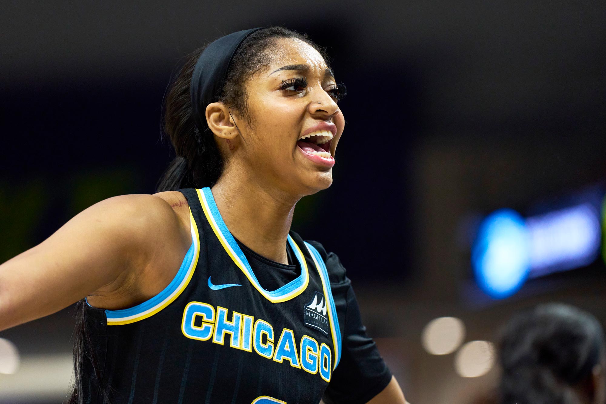 Caitlin Clark überreicht Angel Reese im WNBA-All-Star-Spiel einen No-Look-Pass