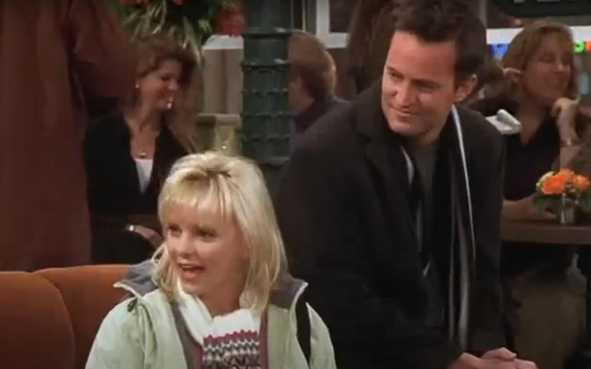 Anna Faris detalha o trabalho com o 'incrível' Matthew Perry em 'Friends'