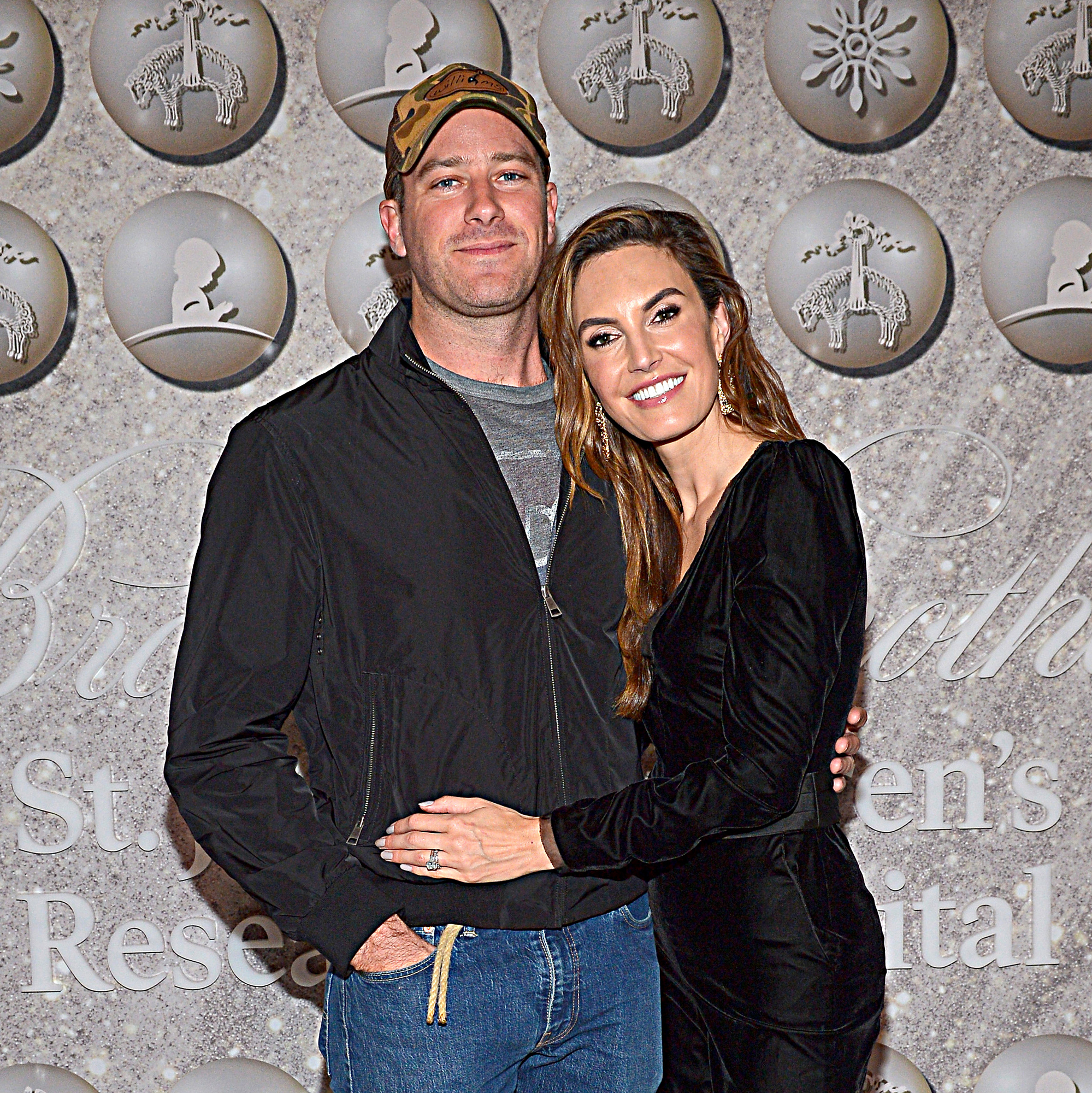 Armie Hammer กล่าวว่าตอนนี้เขาและ Elizabeth Chambers เป็น 'พ่อแม่พันธุ์ที่ดีมาก'