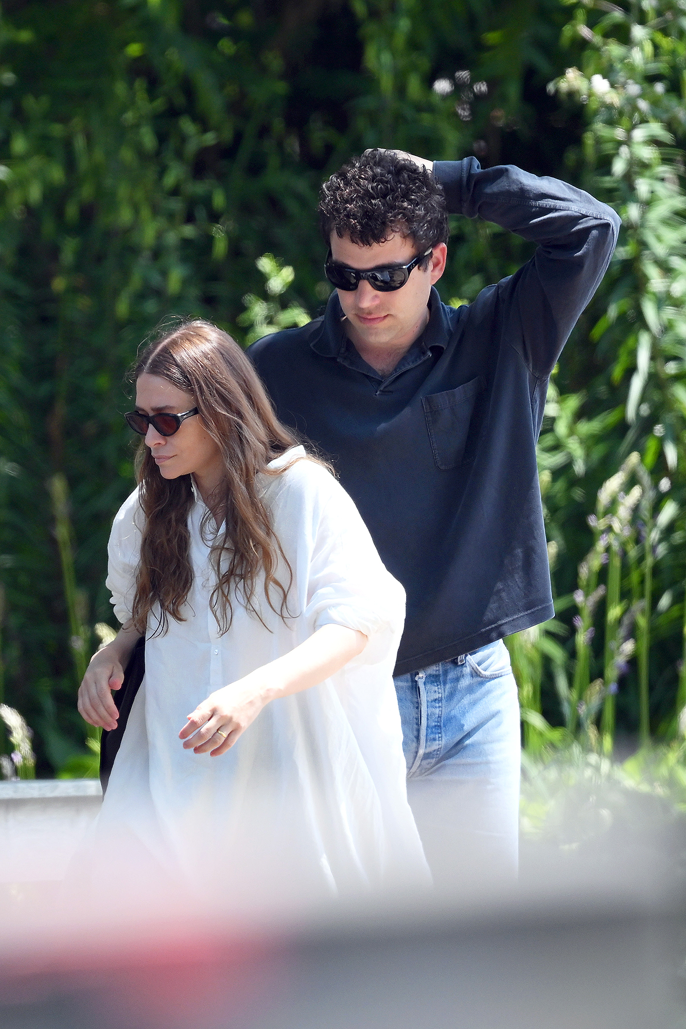 Ashley Olsen e o marido Louis Eisner vistos em um encontro nos Hamptons