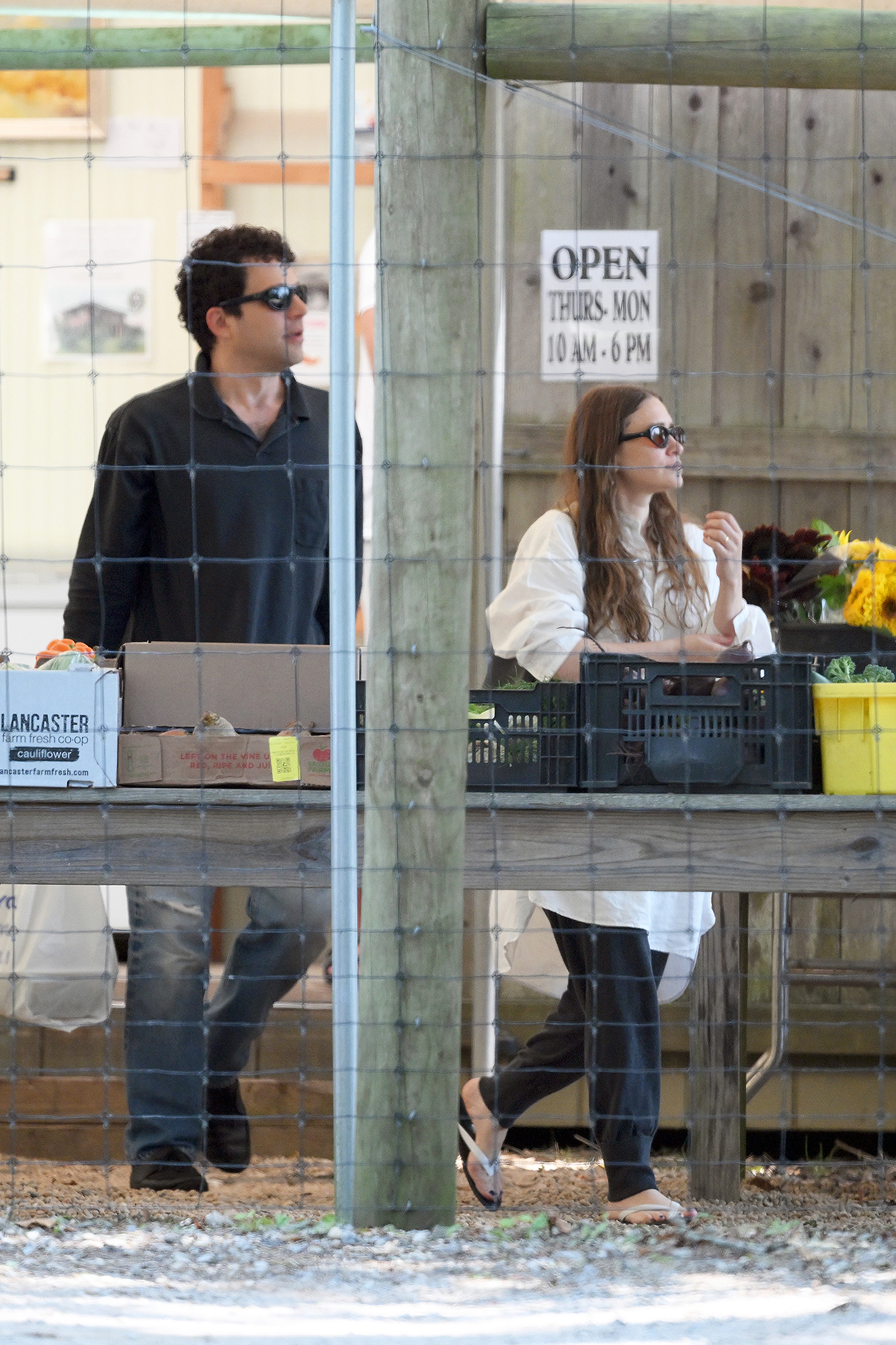 Ashley Olsen e o marido Louis Eisner vistos em um encontro nos Hamptons