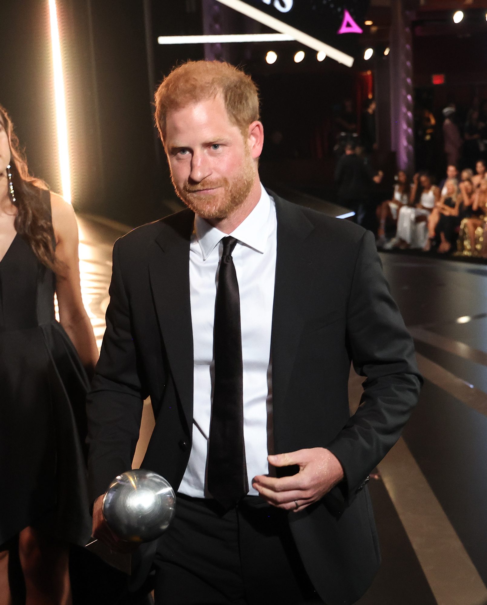 Banner Over ESPYS diz ao príncipe Harry para investigar a morte da princesa Diana