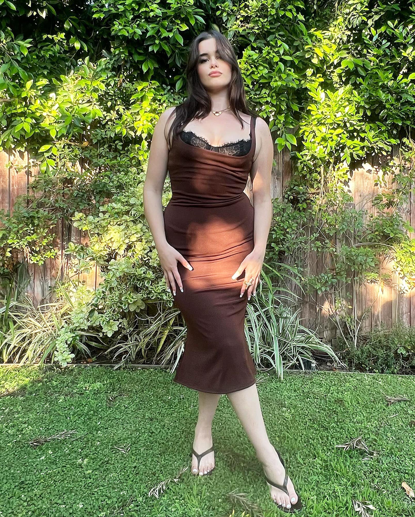 Barbie Ferreira zeigt ihre Figur in tailliertem braunem Kleid: „So schrullig“