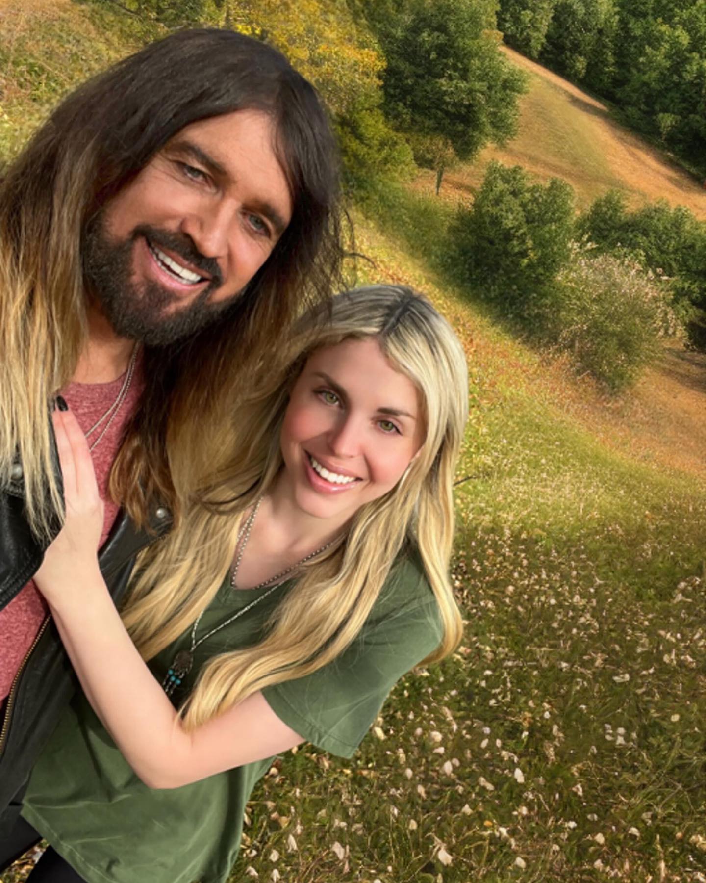 Billy Ray Cyrus aparentemente liga para Miley e Tish Skanks em áudio e textos chocantes