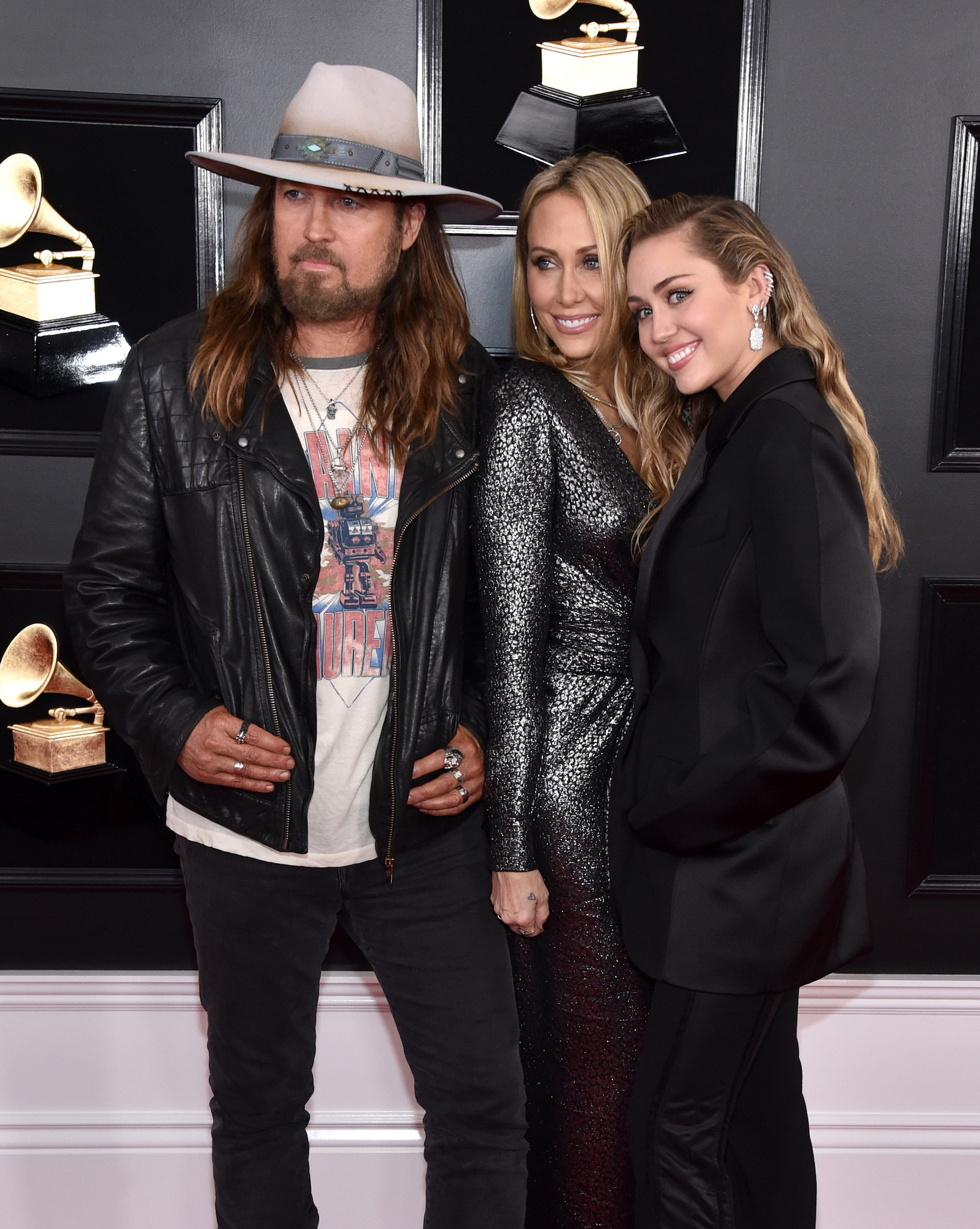 Billy Ray Cyrus aparentemente liga para Miley e Tish Skanks em áudio e textos chocantes