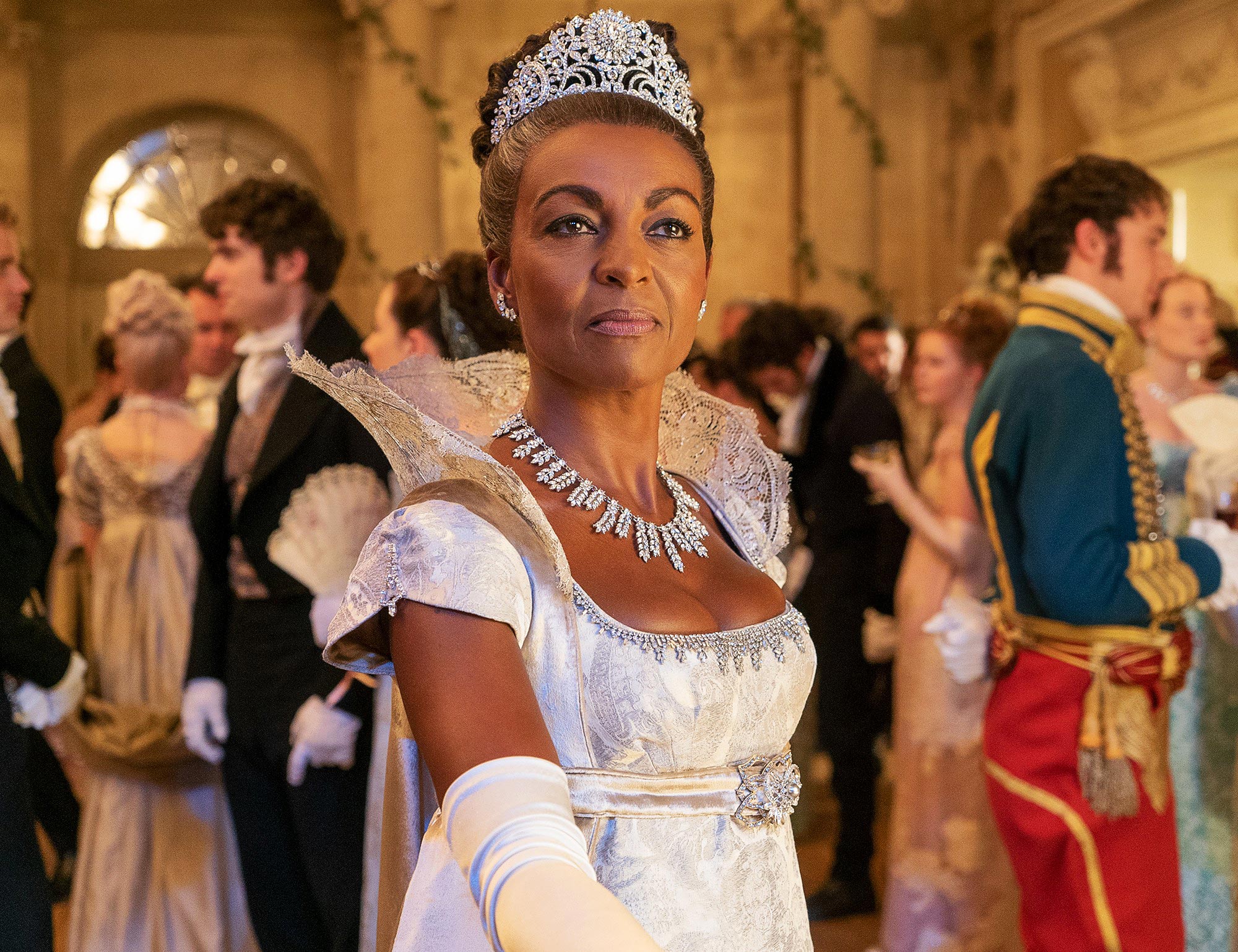 Adjoa Andoh วิจารณ์ 'Bridgerton' สำหรับการไม่ 'ทำให้ผิวดำคล้ำ' อย่างเหมาะสม