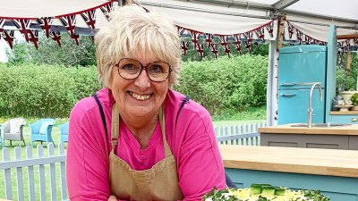 Dawn Hollyoak from “Great British Bake Off” dies at the age of 61