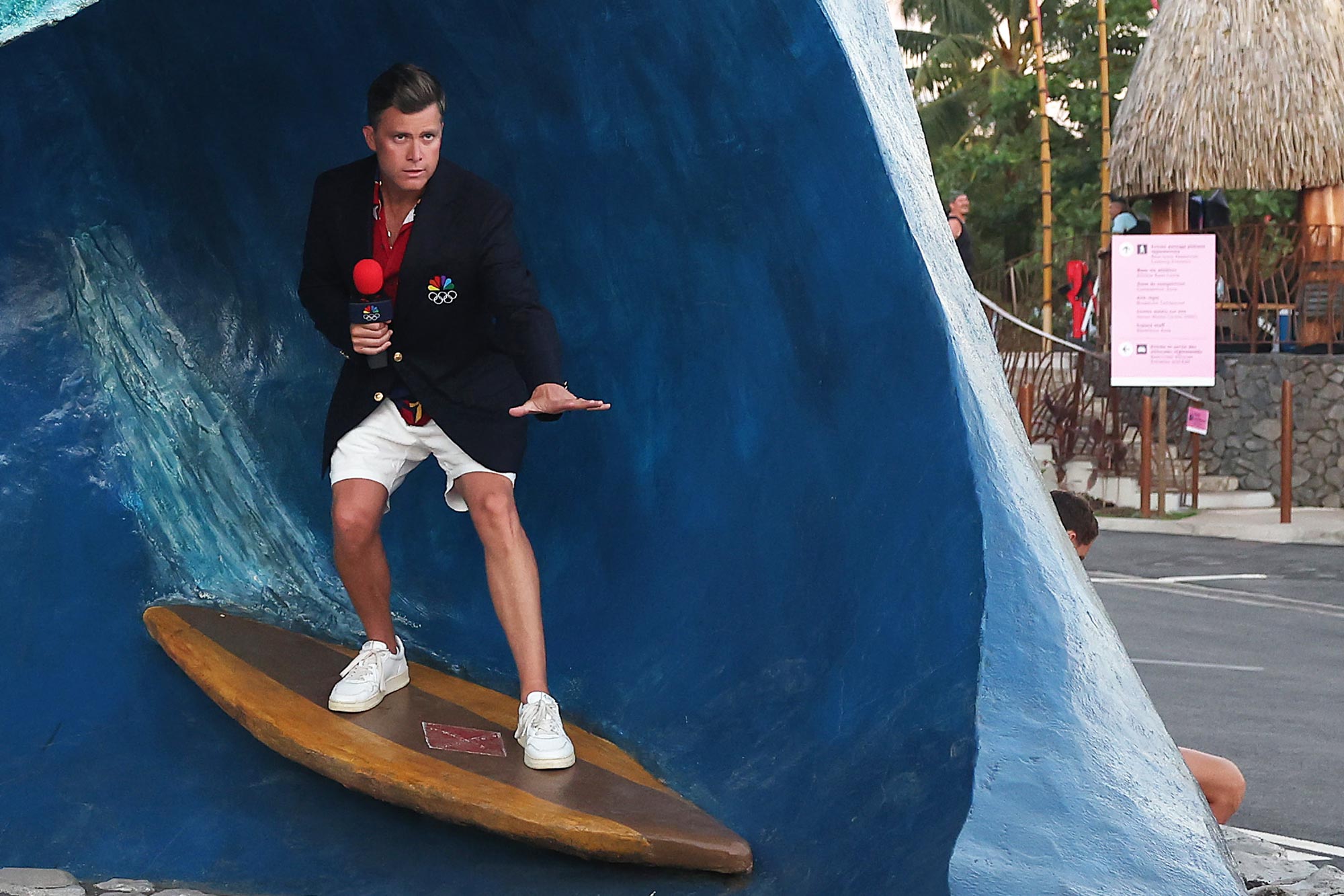 Colin Jost teilt Foto mit blutigem Fuß, nachdem er das Surf-Event der Olympischen Spiele in Paris ausgerichtet hat