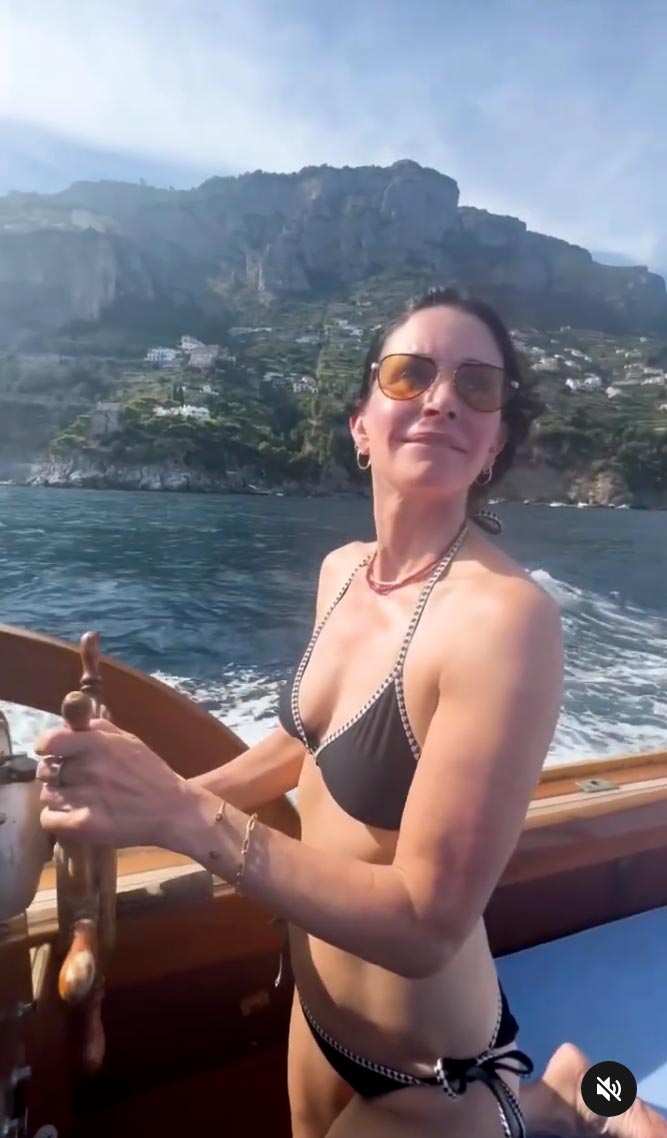 Courteney Cox, 60, zeigt nach dem Training ihre Figur im Bikini