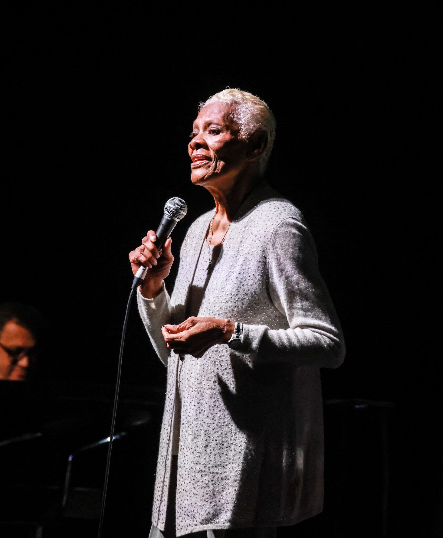 Dionne Warwick fala sobre os destaques da carreira e por que ela não está se aposentando