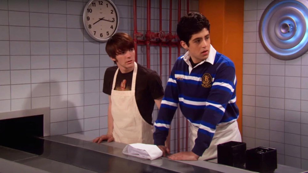 Drake Bell diz que a paternidade teve um grande impacto em sua amizade reatada com Josh Peck