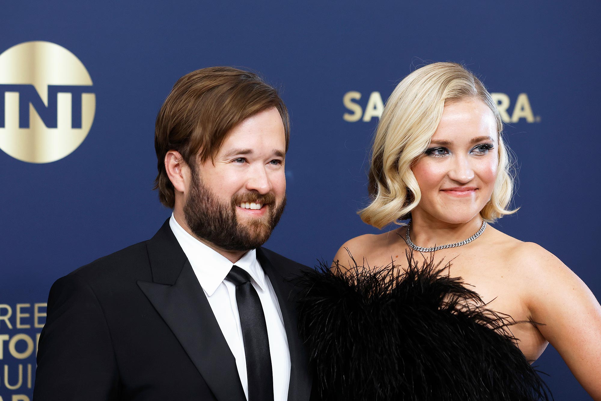 Emily Osment Jokes Haley Joel ต้องการ 'จ้างฉัน' อยากให้เขาเขียนบทกำกับ