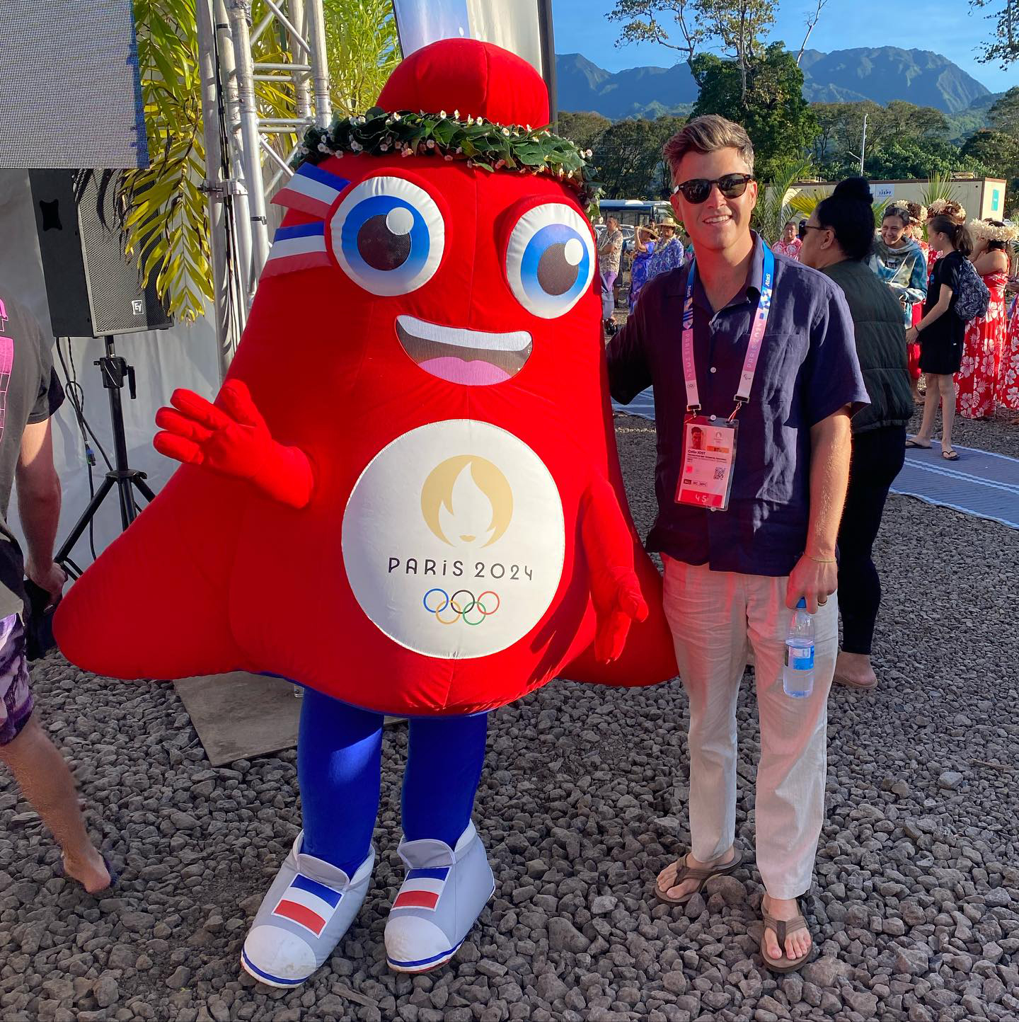 Colin Jost, Tahiti'de Olimpiyat Sörfüne Ev Sahipliği Yaparken Bunları Yaşıyor