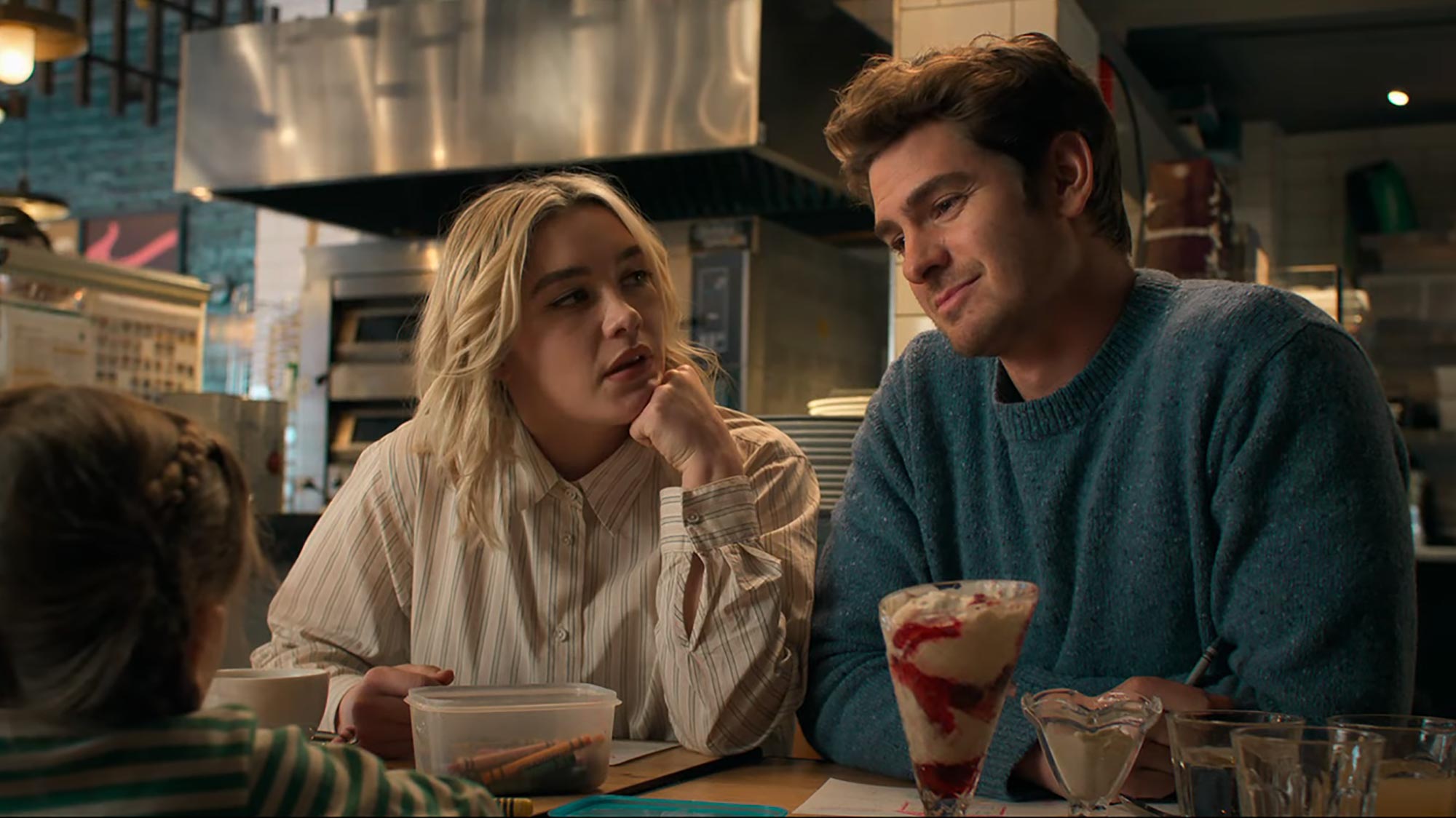 Florence Pugh และ Andrew Garfield ร้องไห้ด้วยกันในตัวอย่าง 'We Live in Time'