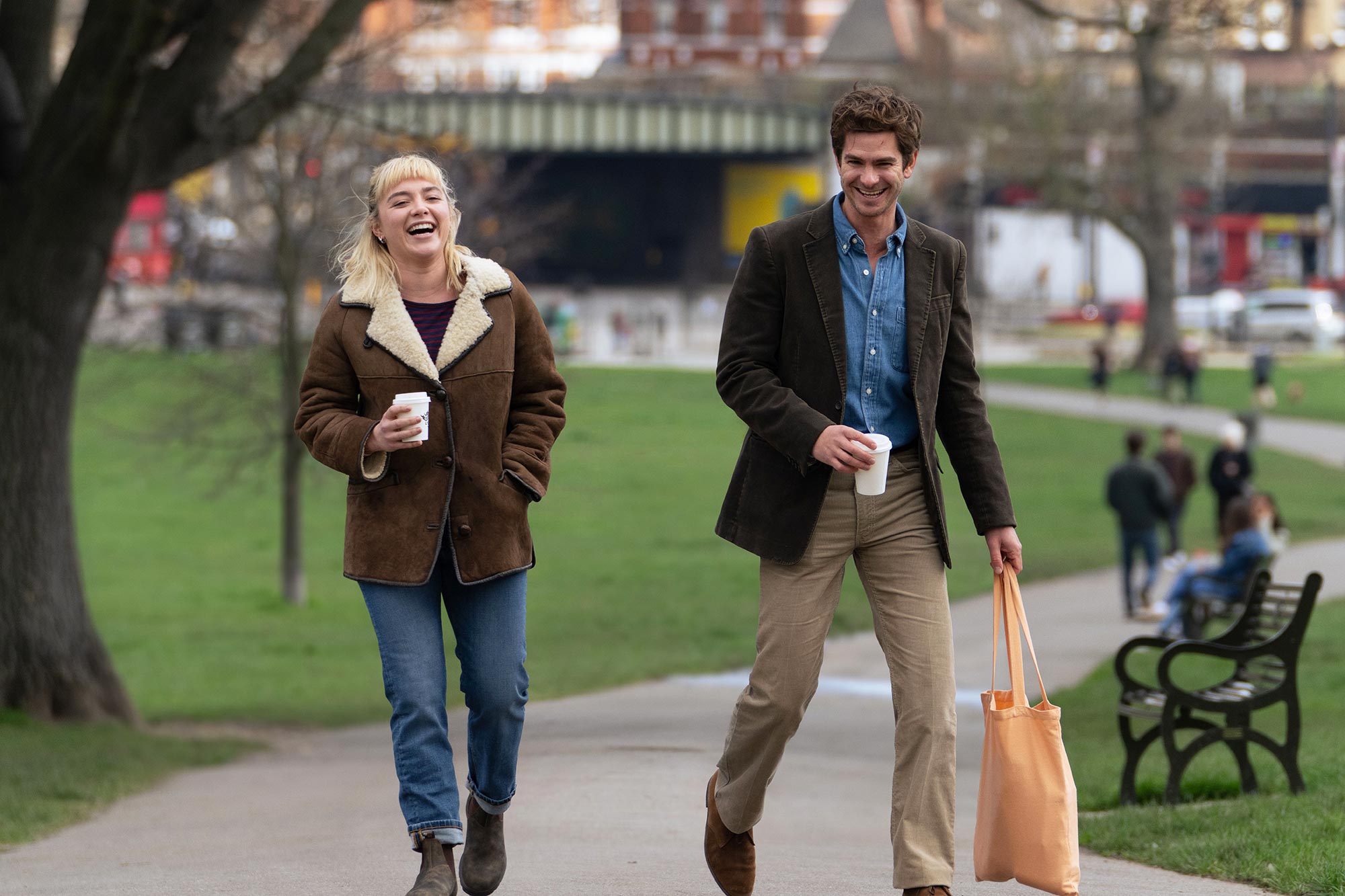 Florence Pugh และ Andrew Garfield ร้องไห้ด้วยกันในตัวอย่าง 'We Live in Time'