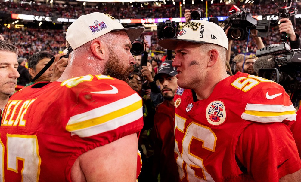 Imagen destacada de Travis Kelce empujando a su compañero George Karlaftis después de un golpe a Kadarius Toney en el campamento de entrenamiento