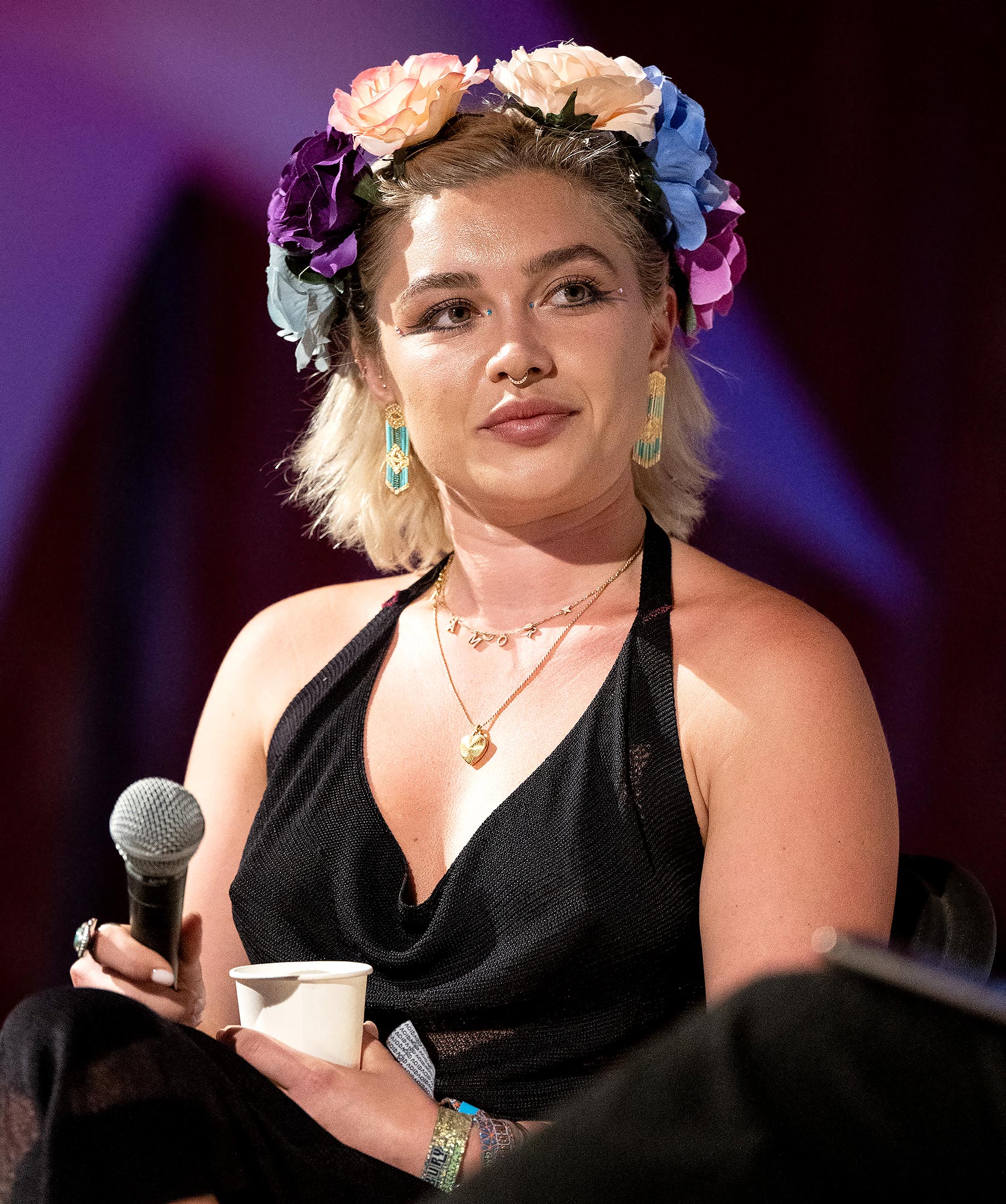 Florence Pugh presta homenagem à era ‘Midsommar’ em uma coroa de flores colorida