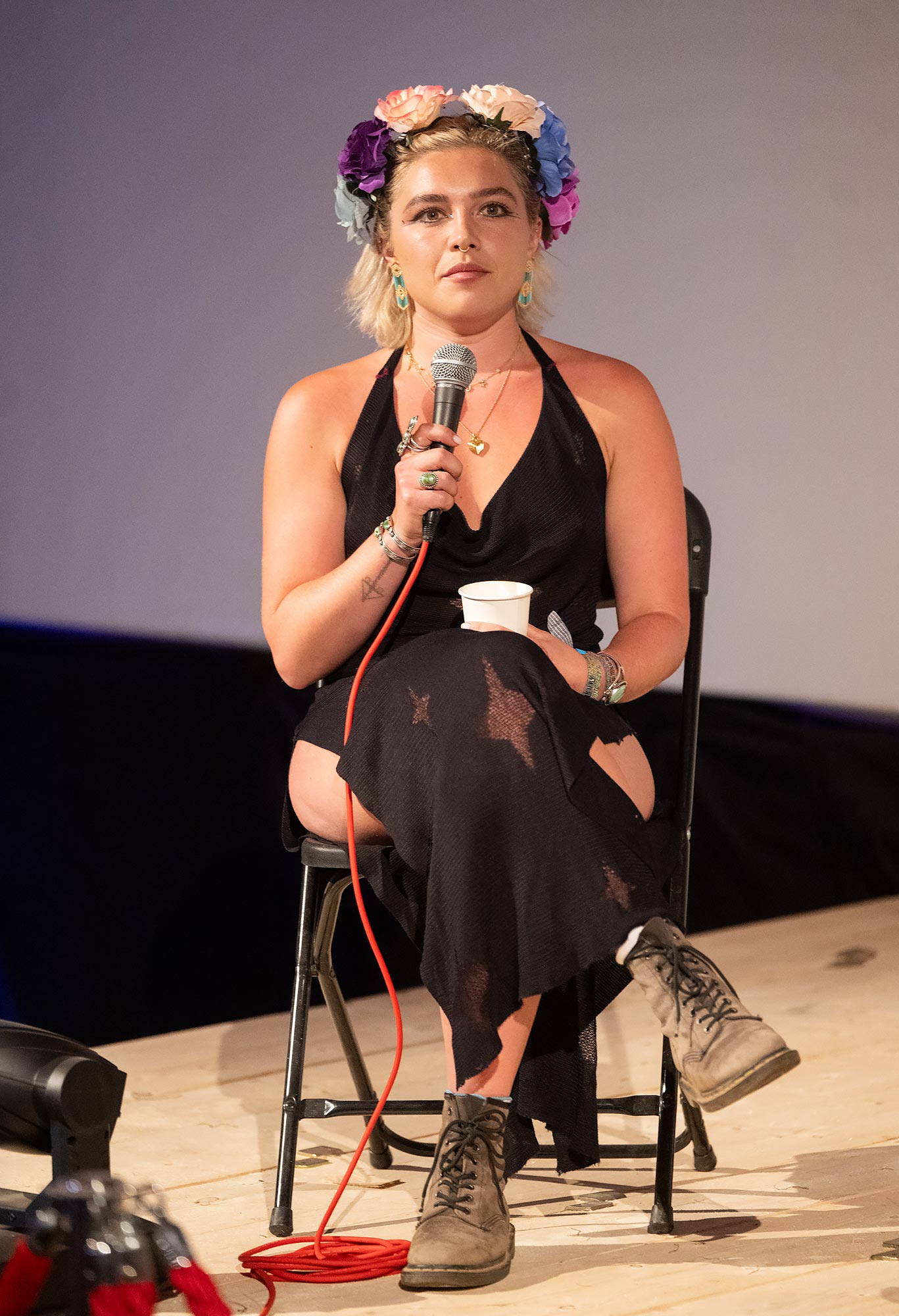 Florence Pugh presta homenagem à era ‘Midsommar’ em uma coroa de flores colorida